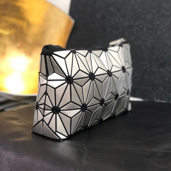 🆕IM❤️Trending Silver Metallic Cosmetic Bag Clutch - Picture 3 of 8